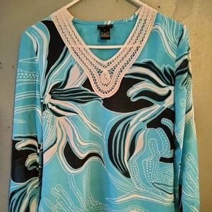 Woman's Chapter One Brand Blouse... Blue/Black/White in color... Sz Small